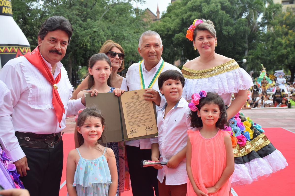 A Julio Enrique Ortiz Cuenca, primer gobernador por elección popular, le fue entregada la ‘Orden de la Gaitana’. En el acto estuvo presente su familia.